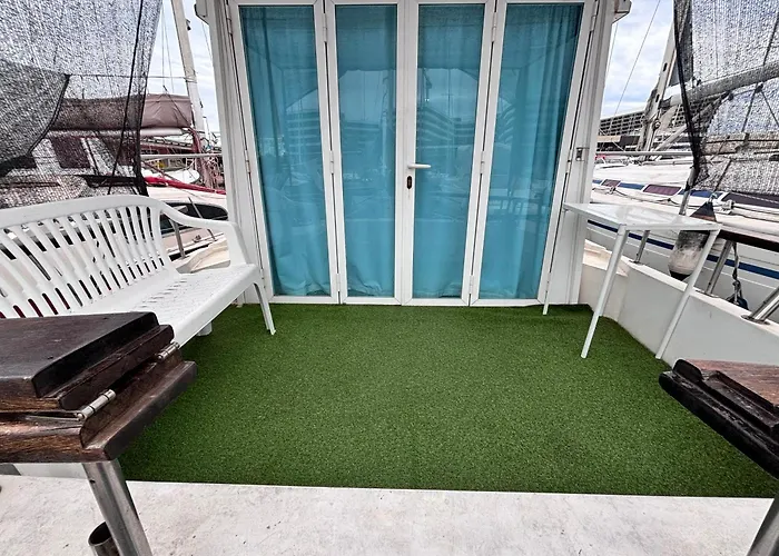 Wonderful Boat For Families And Friends